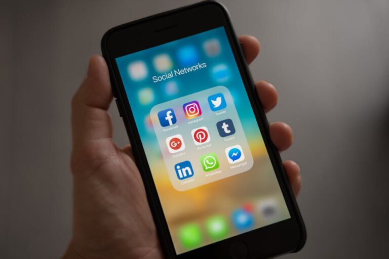 pexels-photo-607812-patronat-knowmore-pl-social-media-skuteczna-komunikacja-na-facebooku-spoleczenstwo