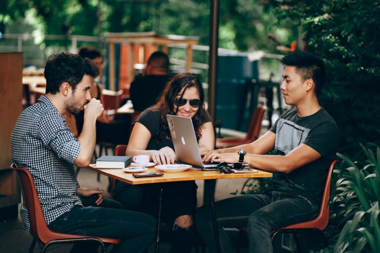 pexels-photo-933964-twoj-start-up-wlasnie-wkracza-na-rynek-gospodarka